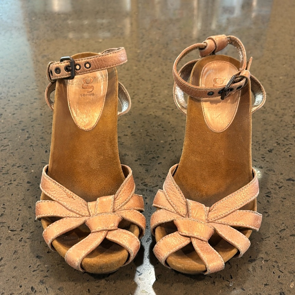 G Series Rose Gold leather wedge strappy sandals size 6 1/2B